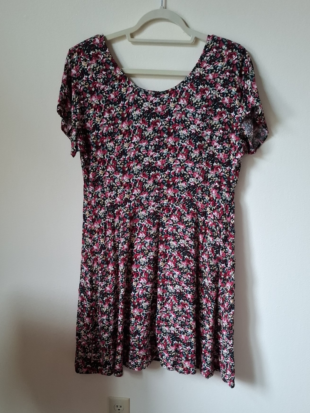 Vintage All That Jazz Black and Red Floral Short Sleeved Dress Size 13 14